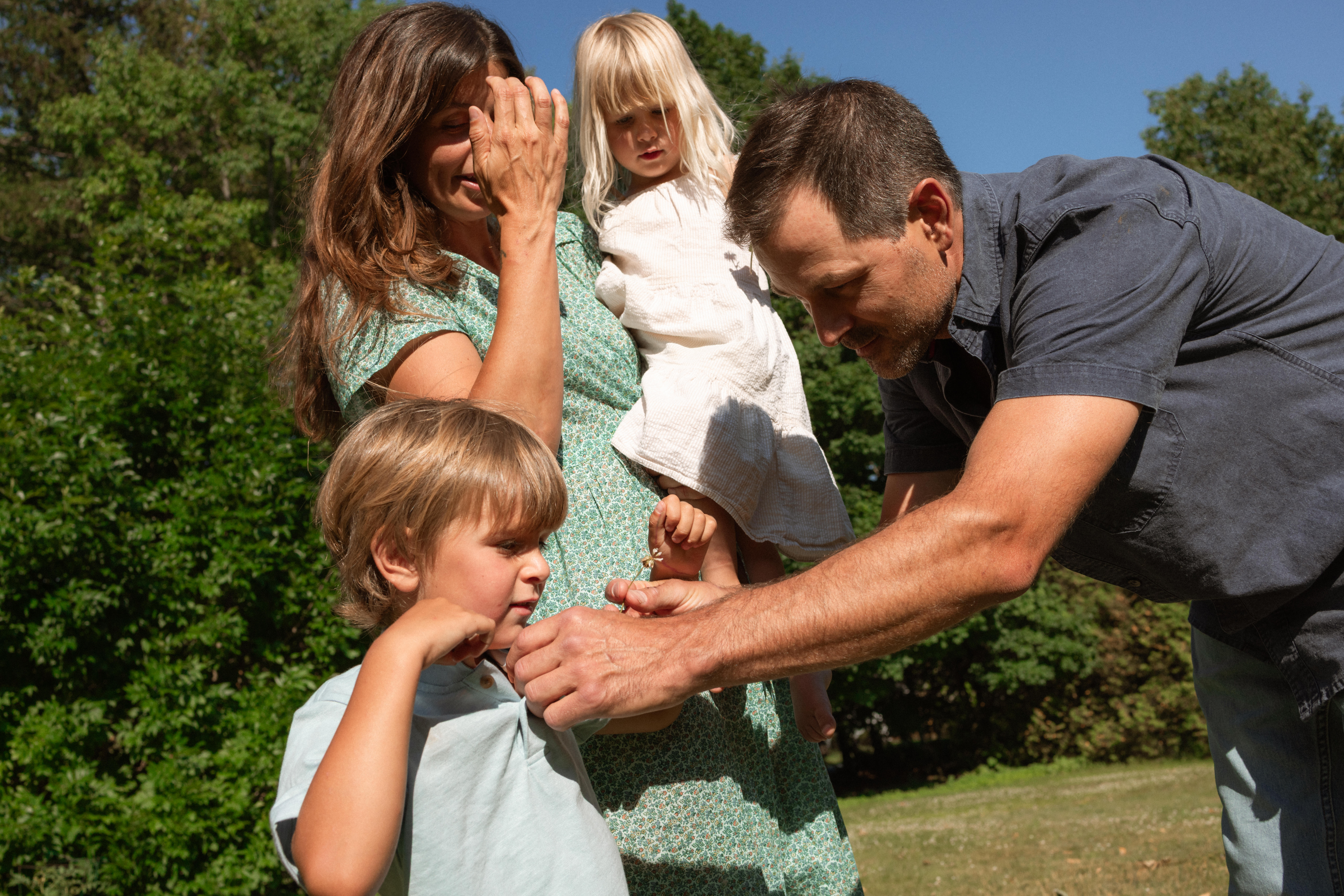 documentary family session in backyard in ottawa