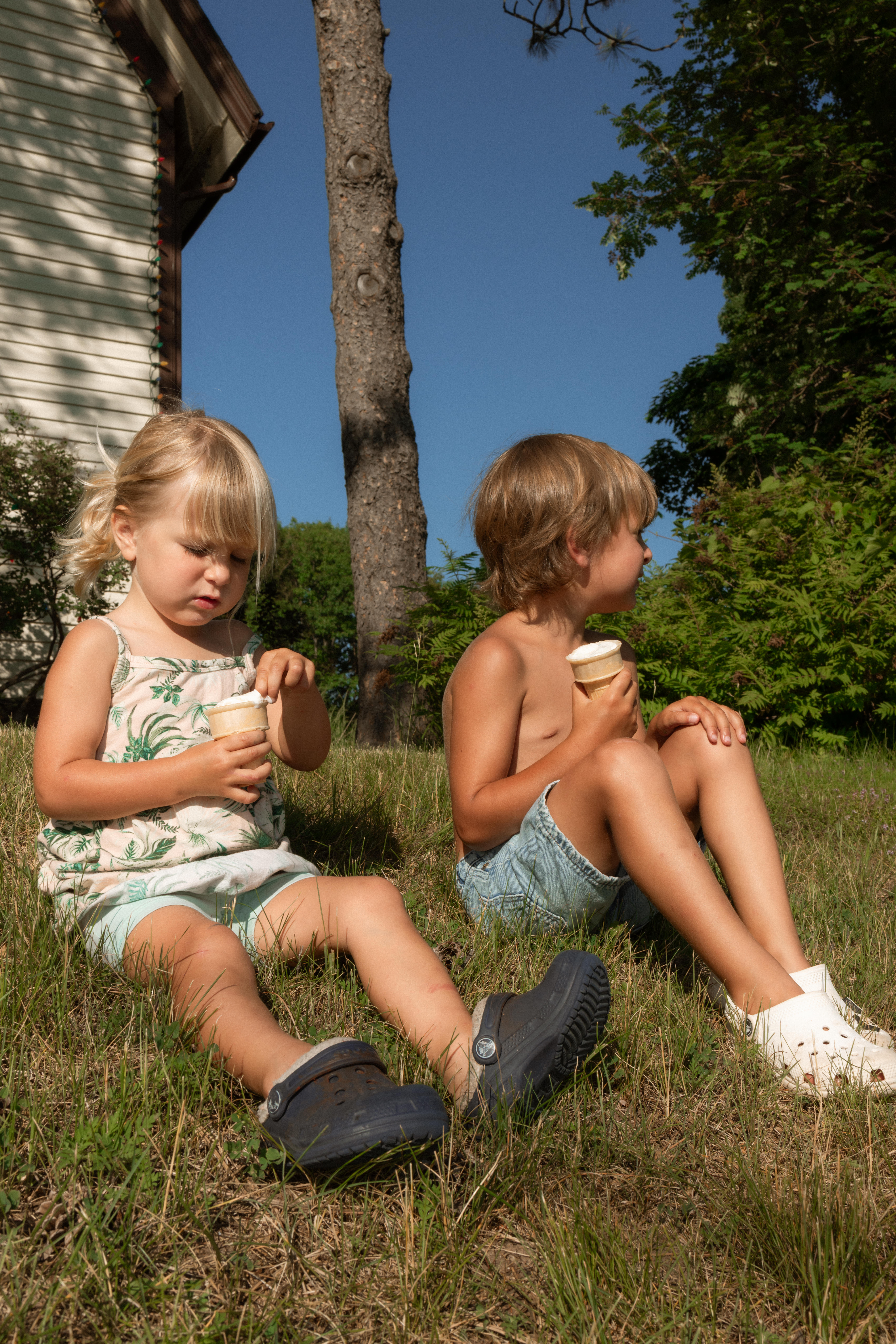 documentary ottawa family photographer captures candid moment of siblings 